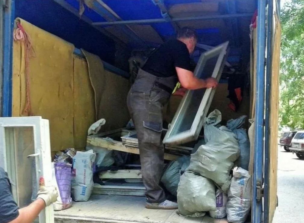 Погрузка строительного мусора грузчиками